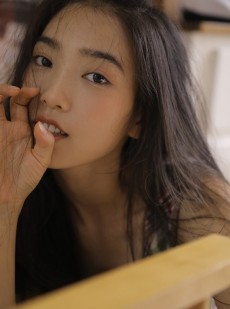 邻家女孩长发披肩室内个人写真