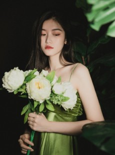 倾城佳人吊带锁骨香肩雪白性感写真