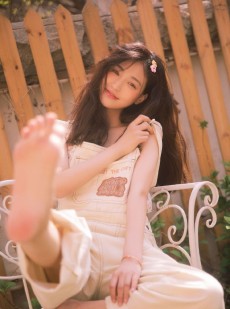 气质小姐姐户外时尚迷人私房照