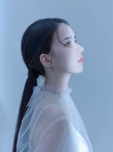 漂亮脸蛋美女白嫩肌肤艺术写真
