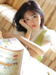齐肩短发美女嘟嘴卖萌私房写真