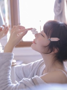 邻家女孩牛仔热裤修长美腿写真