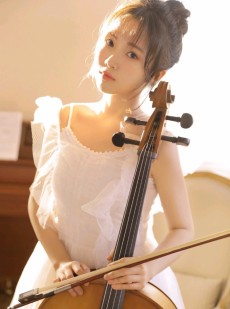 大提琴小美眉气质阳光写真
