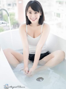 齐肩短发美女浴室湿身诱惑写真