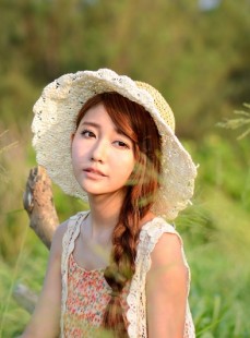 韩式麻花辫美女碎花连衣裙写真