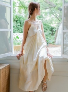 露背吊带白裙美女香肩锁骨写真