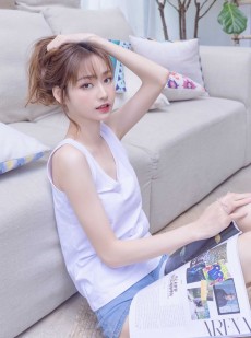 白嫩美女背心热裤香肩美腿图片