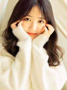 卷发美女白色毛衣清新脱俗写真