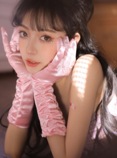漂亮美眉小蛮腰大长腿私房写真