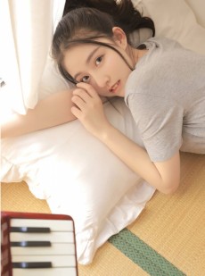 高马尾甜心杏眼干净迷人写真