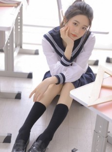高马尾学生妹日系制服教室写真