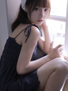 吊带裙美少女香肩美腿私房写真