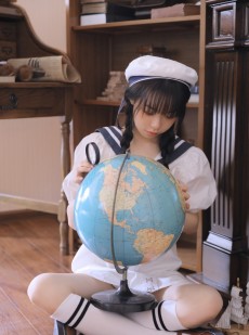 麻花辫学生妹海军制服居家写真
