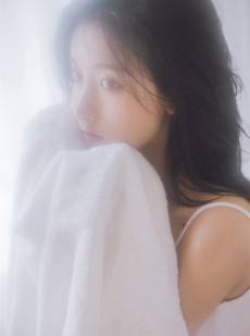 浴巾美女小露香肩室内个人写真