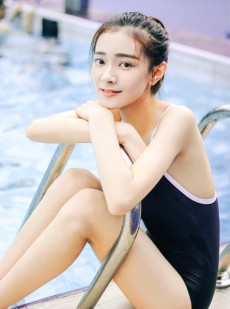 户外泳衣美女青春有朝气漂亮美女套图