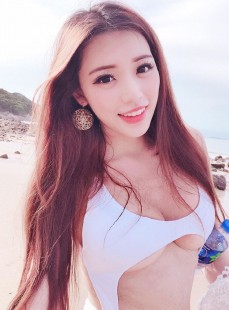 微卷长发性感美女白色比基尼内衣私房，海边写真图片