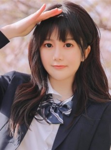 樱花树下制服美女长发飘飘写真