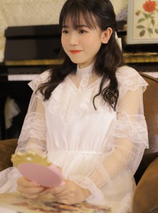 齐刘海萌妹子蕾丝纱裙私房写真