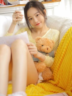 清纯美女白皙美腿室内个人写真