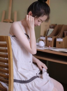 丸子头美少女吊带睡裙居家写真