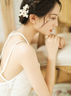 气质美女吊带白裙香肩美背图片