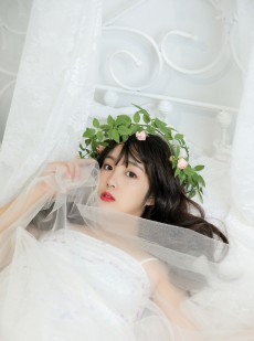 卷发美女红唇雪肤室内个人写真