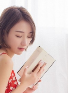 短发萌妹子吊带碎花裙私房写真