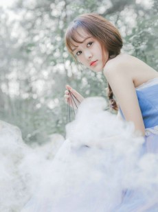森系美女抹胸纱裙仙气飘飘写真