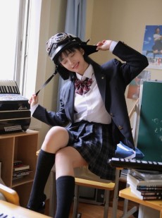 格子裙美女俏皮可爱女生照片