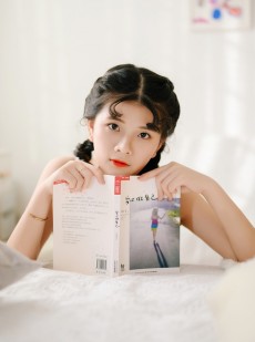 灯笼辫美少女吊带白裙居家写真