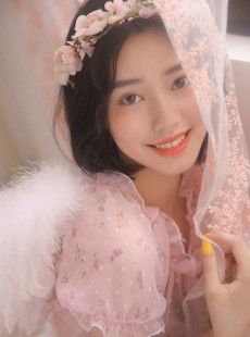 粉嫩小妹小蛮腰大长腿居家写真