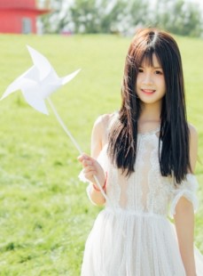 白裙美女长发飘飘清新唯美写真