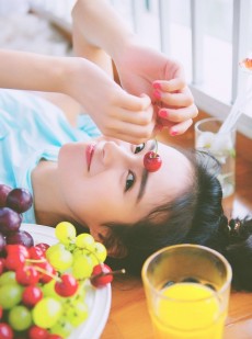 丸子头美女白皙大长腿室内写真