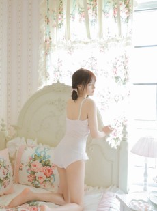 粉嫩小女生长腿好身材迷人私房写真