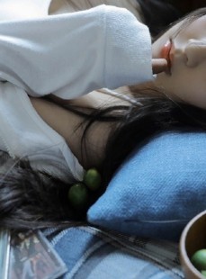 00后小蛮腰性感白皙的漂亮妹子水灵灵杏眼高清艺术照