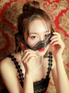 吊带纱裙清纯美女红唇雪肤写真