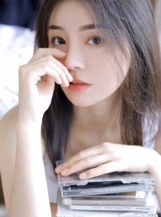 运动服小姐姐白嫩肌肤居家写真