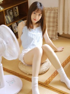 呆萌少女吊带短裤苗条身材图片