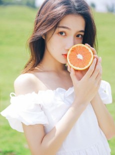 小清新美女一字肩白裙精选图片