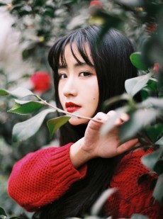 黑长直发美女红唇雪肤花丛写真
