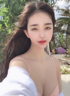 性感可爱长发美女沙滩比基尼写真，自拍生活照片图集