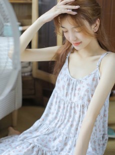 碎花吊带美人锁骨精致漂亮写真