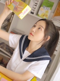马尾辫学生妹海军制服教室写真