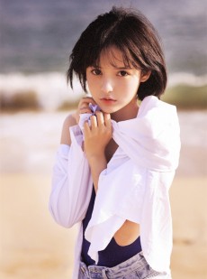 牛仔裤萌妹子吊带香肩海边写真