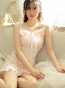 沙发美女圆润香肩修长美腿写真