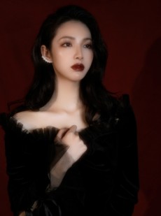 烈焰红唇美女御姐小露香肩美图