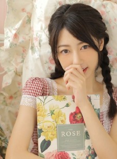 麻花辫小姐姐白丝美腿室内写真