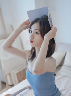 白嫩美女吊带短裤香肩美腿写真
