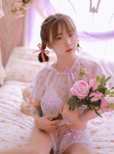 花房姑娘神情娇羞含苞待放妹子图