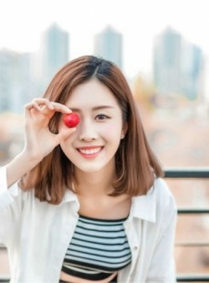 天台美女露齿甜笑美丽大方写真